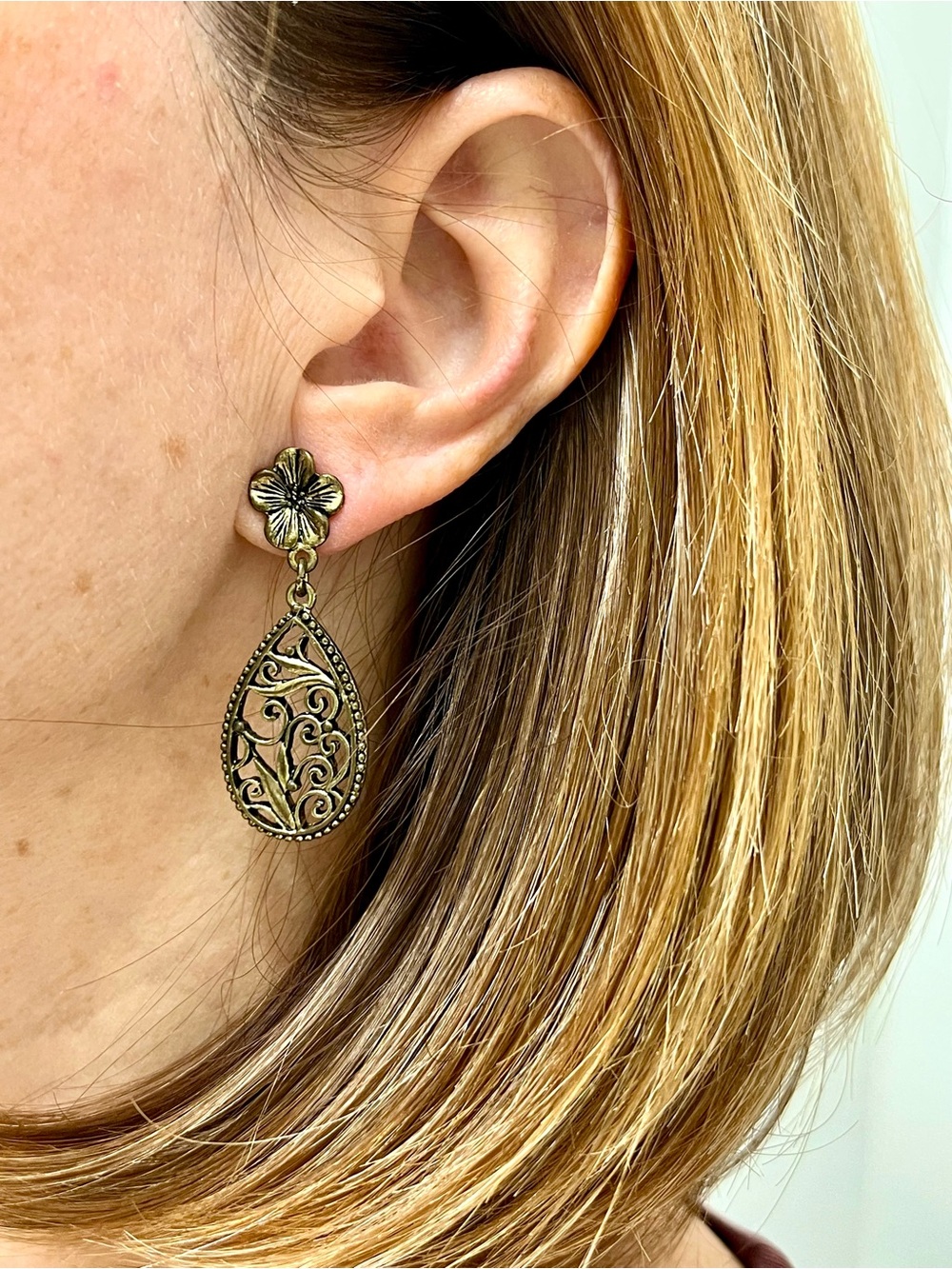 1928 Vintage bronze / gold-tone scalloped teardrop filigree drop earrings dangle